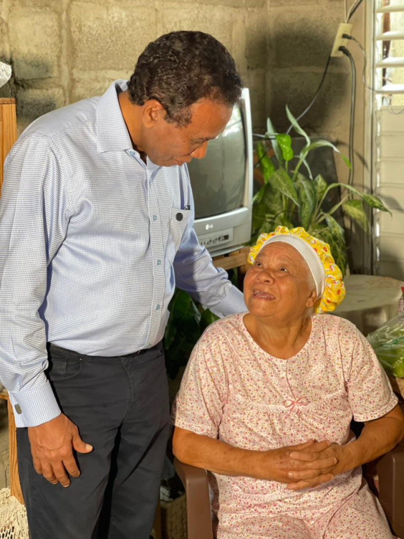 El senador Félix Bautista se sensibilizó con la historia de doña Mercedes.