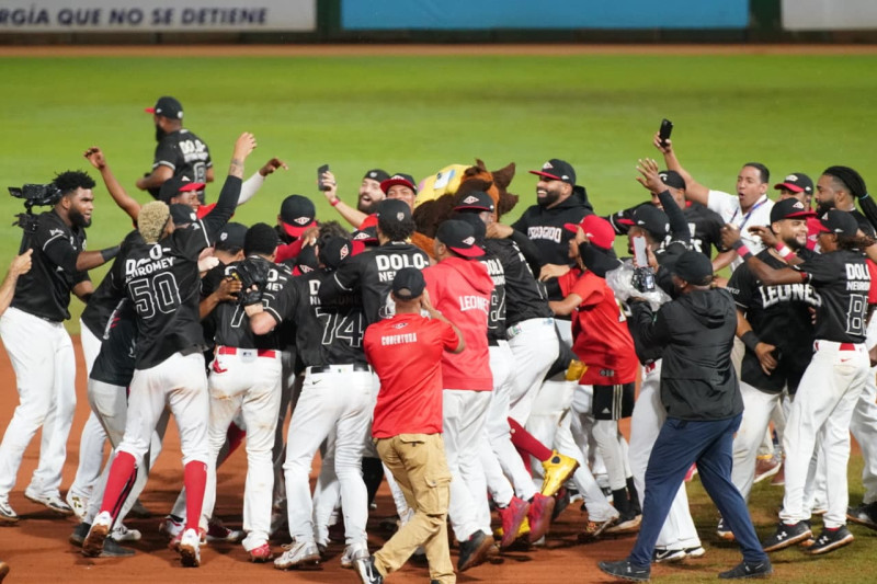 Jugadores, el staff de coaches y de operaciones de béisbol celebran la victoria sobre las Estrellas que le dio el boleto al Round Robin.