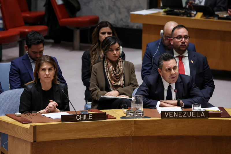 El embajador de Venezuela ante la ONU, Samuel Moncada (der.), habla durante una reunión del Consejo de Seguridad de la ONU ayer.