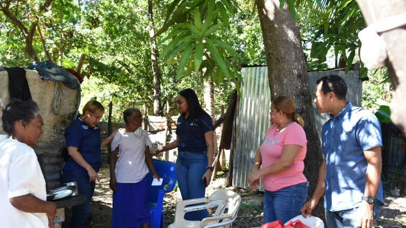 La señora Glady recibe articulos alimenticios para su cena de Nochebuena.