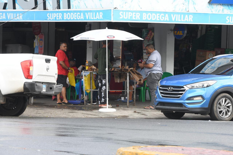 Vendedores y consumidores realizando compras para la cena de Nochebuena