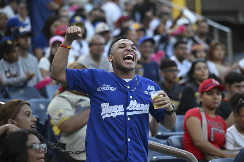 Un aficionado de los Navegantes del Magallanes anima a su equipo durante el partido contra los Leones del Caracas en el Estadio Monumental Simón Bolívar de Caracas, el 21 de diciembre de 2025