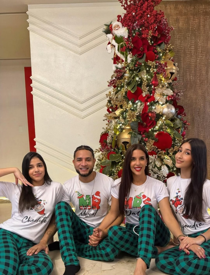 Mozart y Dalisa celebran con sus hijas en víspera de Navidad.