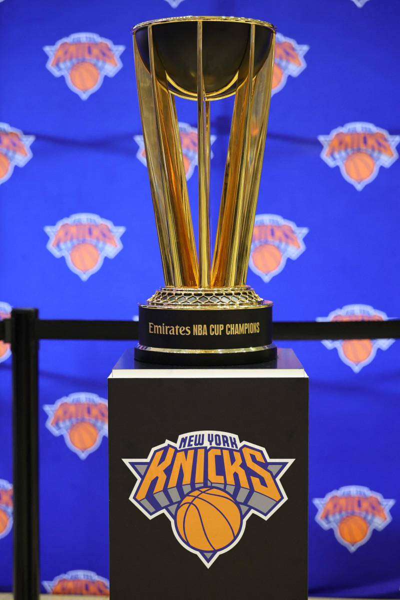 El trofeo Emirates NBA Cup expuesto durante el partido entre los Philadelphia 76ers y los New York Knicks el 19 de diciembre de 2025 en el Madison Square Garden