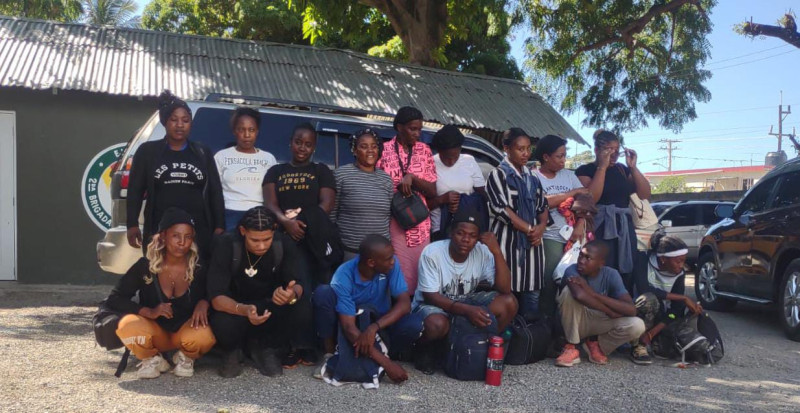 Grupo de nacionales haitianos detenidos en Navarrete.