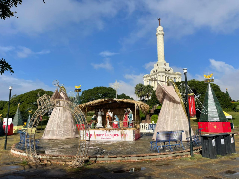 Adornos navideños cerca del Monumento