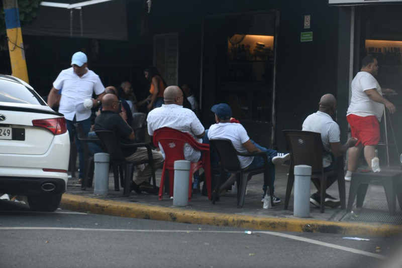 Personas compartiendo.