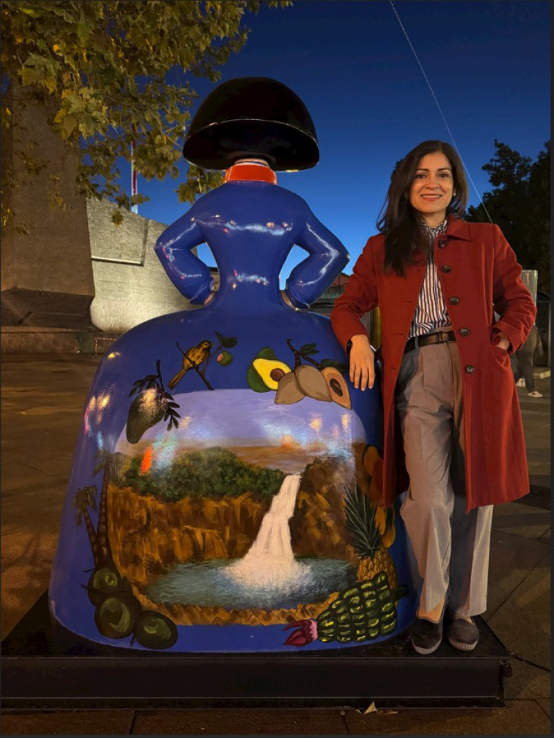 Madeline Díaz, autora de la quinta menina criolla en Madrid posa junto a la parte posterior de la obra.