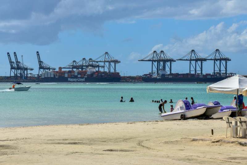 Playa de Boca Chica presentó baja afluencia de personas este 25 de diciembre.