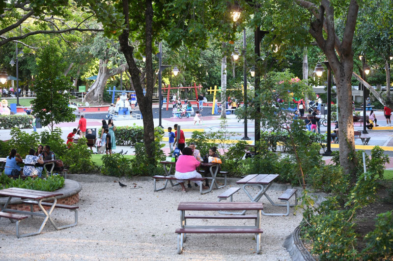 Personas disfrutan de unos momentos agradables dentro del Parque Iberoamérica.