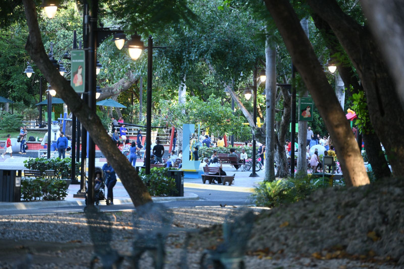Familias reunidas dentro del Parque Iberoamérica.