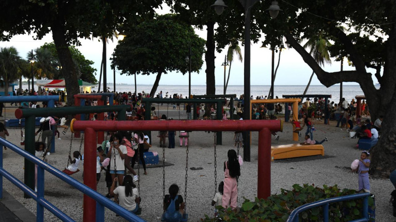 La Plaza Güibia recibe a cientos de personas que disfrutan realizando distintas actividades frente al Mar Caribe.