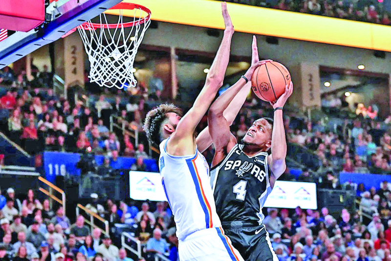 D´Aaron Fox va hacia el canasto en busca de anotar dos puntos en el choque en que los Spurs salieron airosos