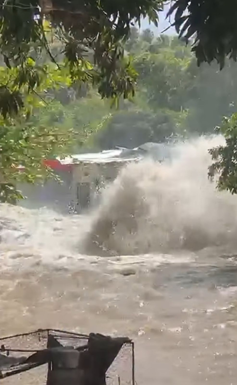 comunidad incomunicada por  explosión de tuberíala Corporación del Acueducto y Alcantarillado de Santiago (Coraasan), en el municipio Sabana Iglesia. 25 de diciembre 2025.