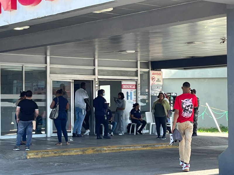 Brayan Cuevas, se dirige hacia la emergencia para recibir noticias sobre sus amigos, mientras sostiene ropas y calzado de ellos.