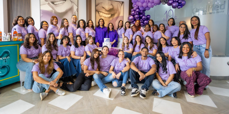 Especialistas y el equipo administrativo de la clínica