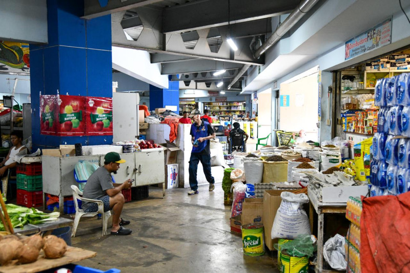 Comerciantes transitan dentro del Mercado de Villa Consuelo.