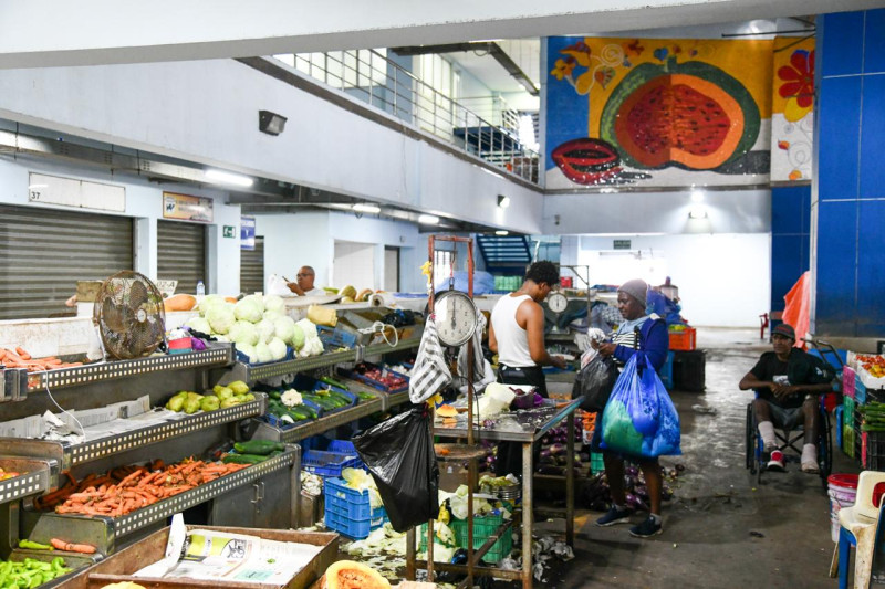 Vendedores y comerciantes dentro del Mercado de Villa Consuelo.