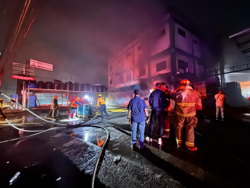 Más de 150 bomberos y más de 15 unidades de emergencia fueron desplegados este viernes para enfrentar un incendio de gran magnitud en la ferretería San Miguel.