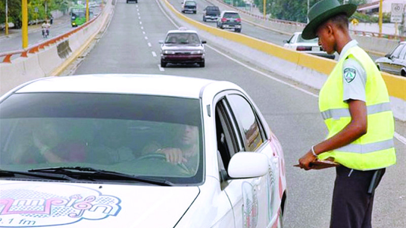 Quienes no renueven sus marbetes a tiempo se exponen a ser multados por agentes de la Digesett y deben pagar recargo a la DGII.