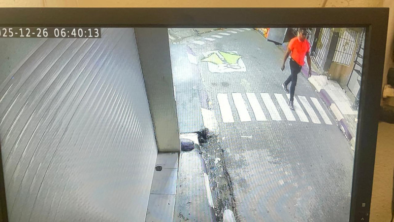 Una imagen de una cámara de seguridad muestra al mayor del Ejército, Diego Geraldo Mesa Arismendy, de 48 años, caminando.