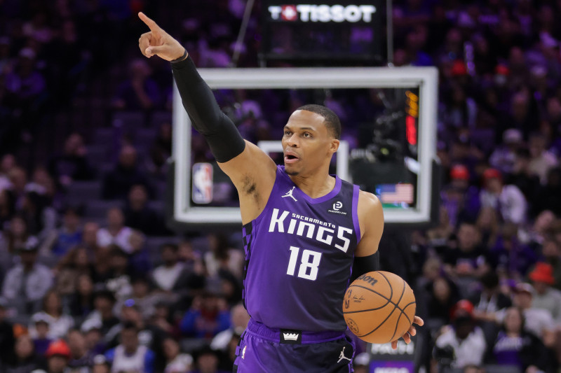 Russell Westbrook, de Sacramento Kings ejecuta una jugada en el partido que su equipo se impuso a los Dallas Mavericks.