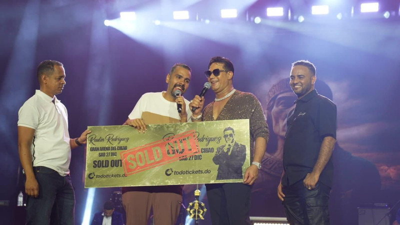 Raulín Rodríguez mientras recibe reconocimiento por ser el segundo artista en llenar a capacidad la Gran Arena del Cibao dos noches seguidas.