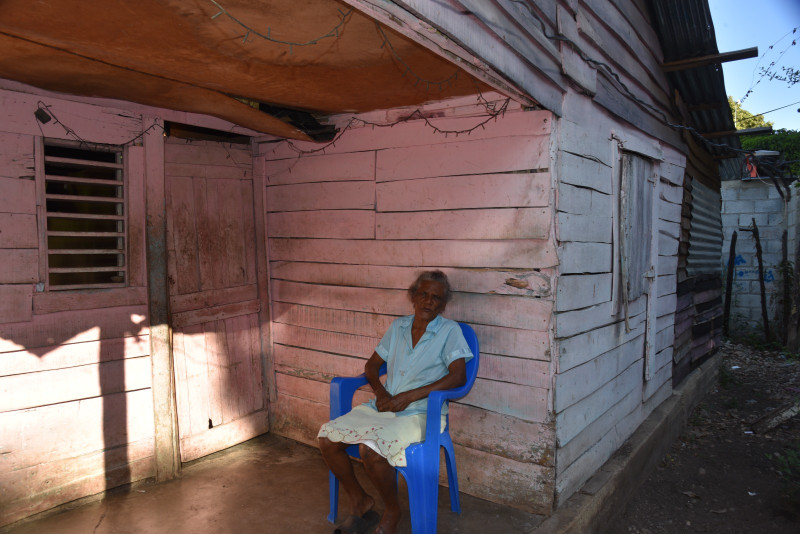 Gladys Corniel Gómez, una mujer de 76 años que se ha aferrado a la fe para sobrevivir al abandono y la pobreza.