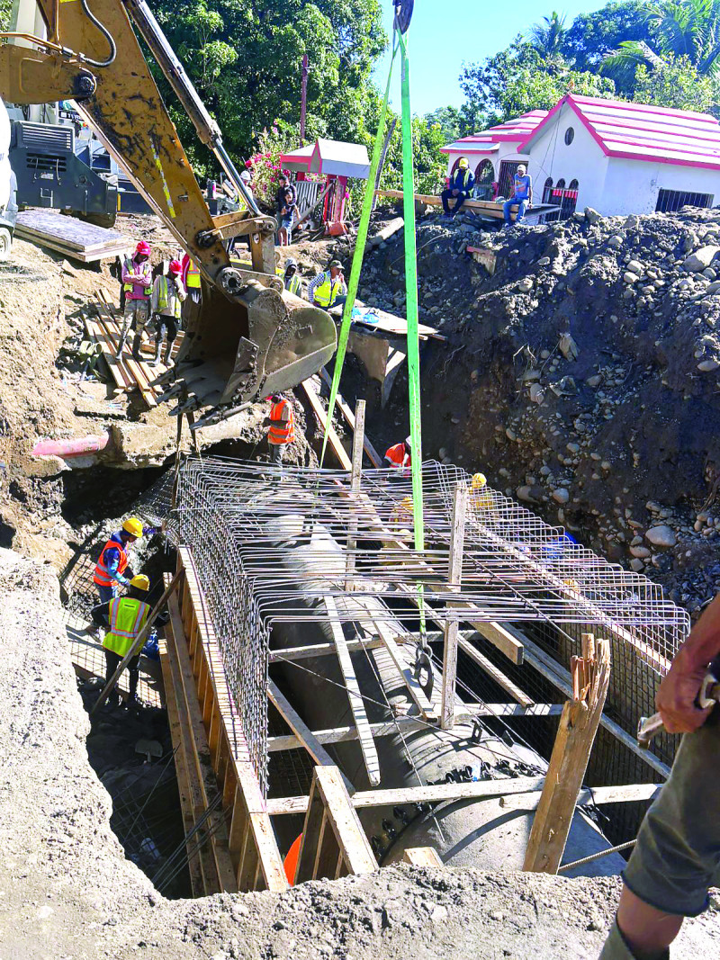 Brigadas trabajan en la reparación y colocación de tubería que resultó averiada en Sabana Iglesia.