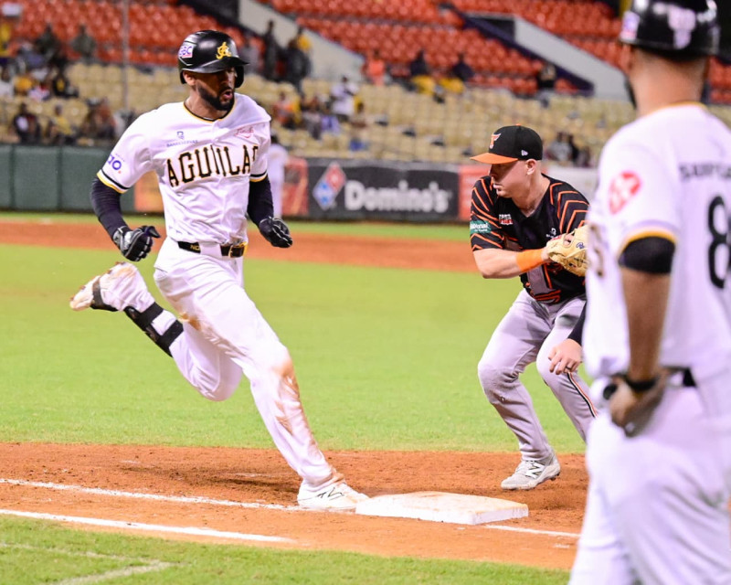 Leody  Taveras trata de anclar en la inicial en el choque que celebraron Los Toros frente a las Aguilas, el cual ganaron los primeros.