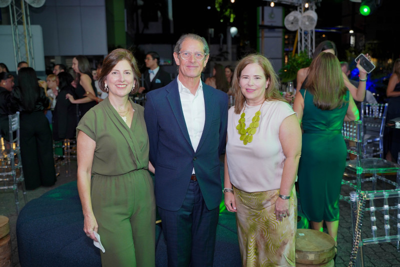 Lina Aróstegui, Frank Henríquez y Montserrat Munné.
