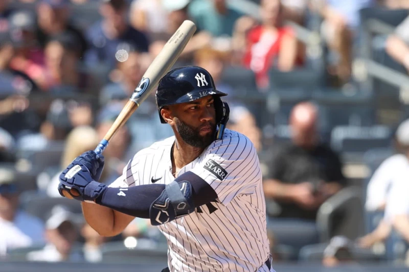Amed Rosario, de los Yankees, batea durante el cuarto inning del juego del 23 de agosto de 2025, ante los Medias Rojas.