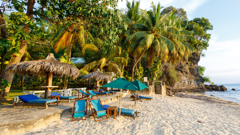 Son ríos, canales y lagos que se extienden por la costa de Madagascar separados por bosque y playas.