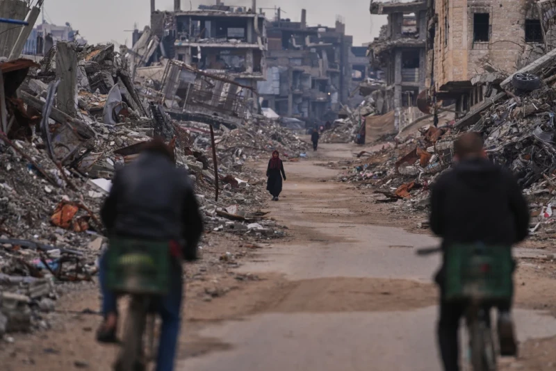 Unas personas caminan por una calle en el barrio Sheikh Radwan, en Gaza, el 30 de diciembre de 2025.