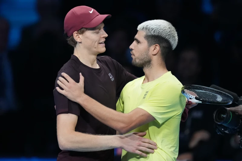 Jannik Sinner, a la izquierda, y Carlos Alcaraz se abrazan tras la final del ATP Tour, el 16 de noviembre del 2025.