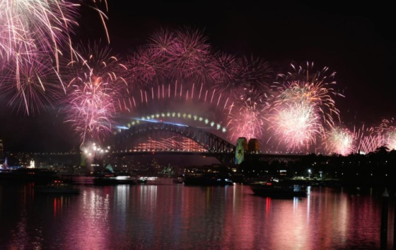 Sídney celebró su paso al año 2026 con un impresionante espectáculo de fuegos artificiales que brillaron en todos los lugares emblemáticos de la ciudad.
