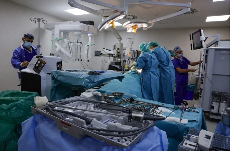 La primera cirugía robótica del mundo para la extracción de un tumor agresivo por un único orificio.