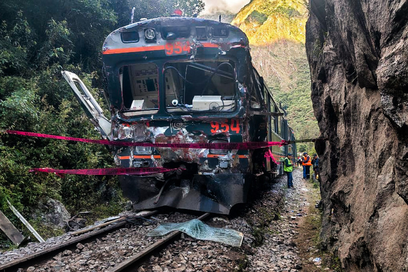 Uno de los dos trenes implicados en una colisión frontal que conecta Machu Picchu con Ollantaytambo aparece en una foto en Pampacahua, departamento de Cusco, Perú, el 30 de diciembre de 2025.