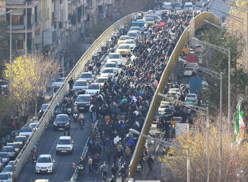 Manifestantes marchan en el centro de Teherán
