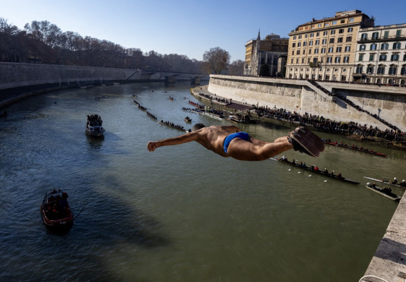 El italiano Walter Schirra se zambulle en el río Tíber desde el Puente Cavour para celebrar el Año Nuevo en Roma, Italia, el 1 de enero de 2025.