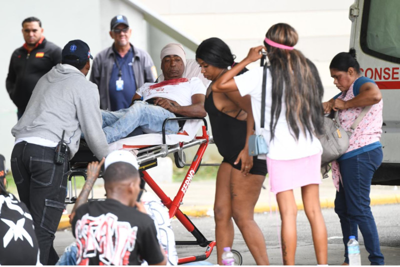 En el Hospital Traumatológico Dr. Darío Contreras se observó la llegada de ambulancias con personas lesionadas.