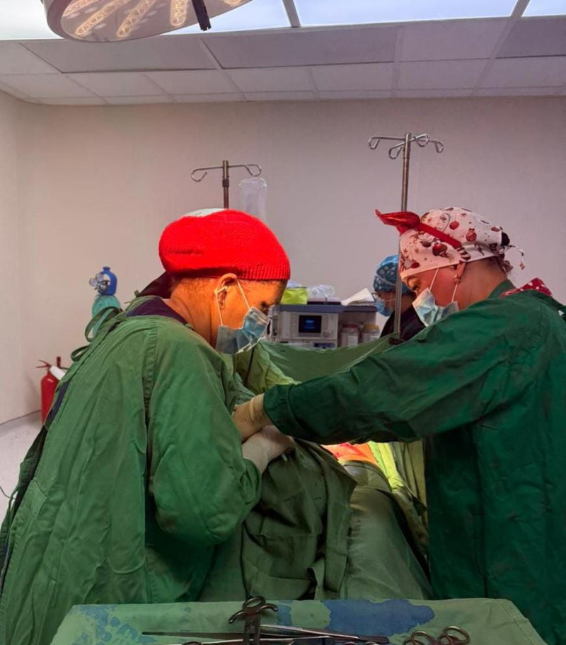 Médicos del hospital Reynaldo Almánzar durante el primer nacimiento del año en ese centro de salud.
