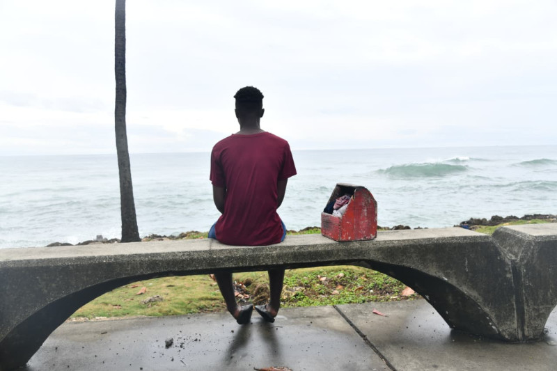 Bajo un cielo nublado y con el frío viento que se pudo sentir en la mañana del primero de enero, sentado en uno de los bancos del Malecón de Santo Domingo, Jefri Jhosep, un
joven limpiabotas, era de las pocas personas en el lugar luego de la bulliciosa fiesta realizada allí para despedir el 2025 y recibir el Año Nuevo.