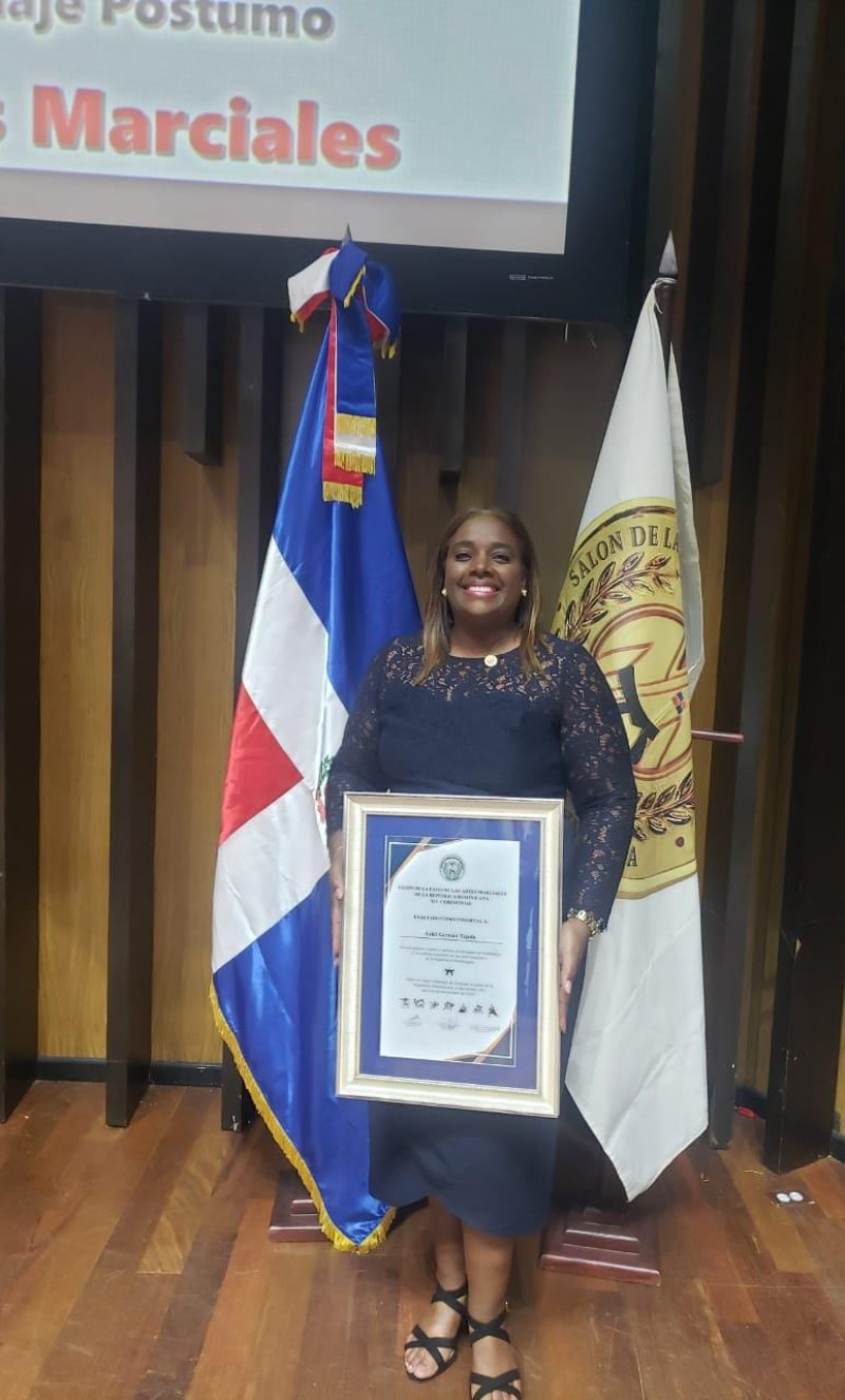 Leidi Germán poco después de la exaltación al Pabellón de la Fama de las Artes Marciales.