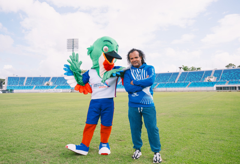 Alberto Zayas será el productor general de la ceremonia inaugural de los Centroamericanos y del Caribe 2026. En la foto junto a la mascota Colí.