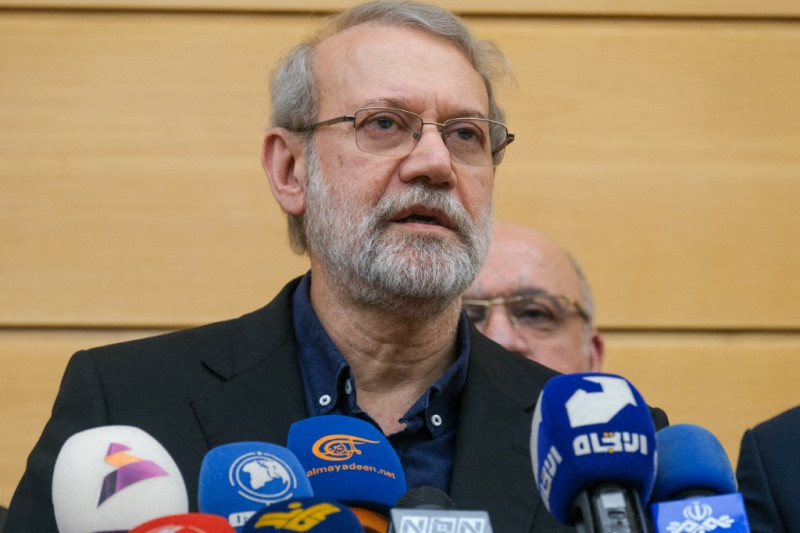 Ali Larijani, secretario del Consejo Supremo de Seguridad Nacional de Irán, llega a Beirut, Líbano, el 27 de septiembre de 2025 para asistir a un servicio conmemorativo en memoria del líder de Hezbolá, Hassan Nasrallah.