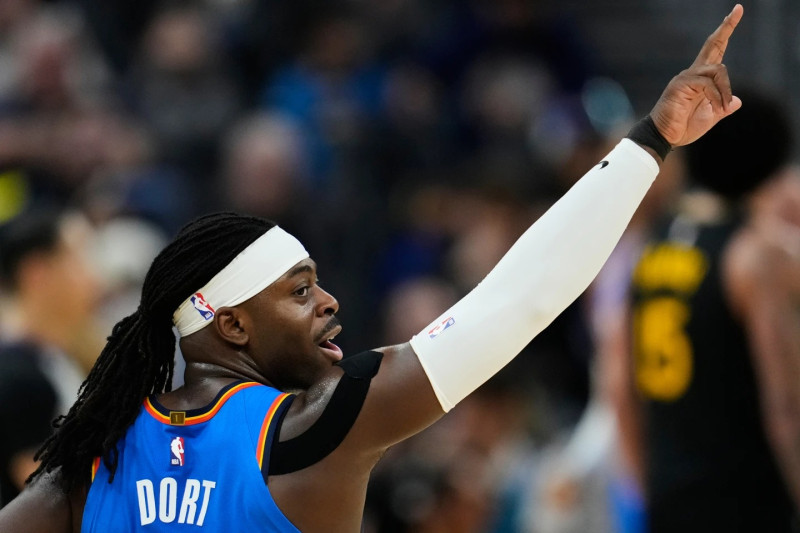 El base de los Oklahoma City Thunder, Luguentz Dort (5), celebra tras anotar un triple durante la primera mitad del contra los Golden State Warrior.