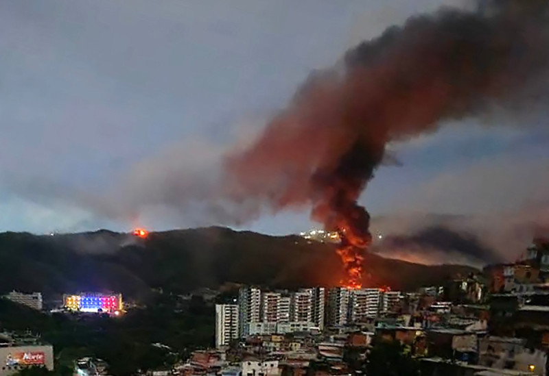 Incendio en Fuerte Tiuna, el mayor complejo militar de Venezuela, visto a distancia tras una serie de explosiones en Caracas el 3 de enero de 2026.