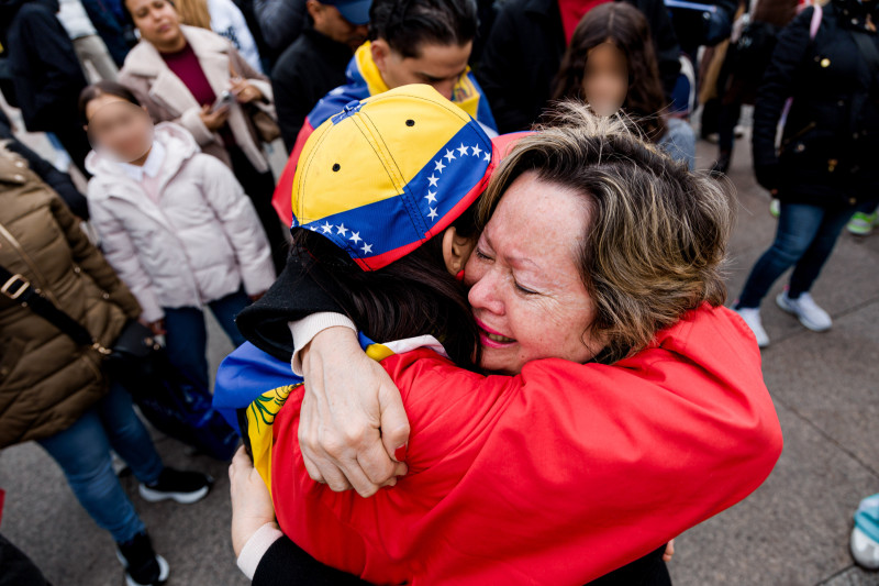 Un grupo de venezolanos celebran la "caída del régimen de Maduro", en la Puerta del Sol, a 3 de enero de 2026, en Madrid (España). El presidente de Venezuela, Nicolás Maduro, se encuentra ahora mismo "bajo arresto" y será sometido a juicio en suelo estadounidense por delitos todavía no especificados, tras la operación militar de esta madrugada ejecutada por el Ejército norteamericano en suelo venezolano.