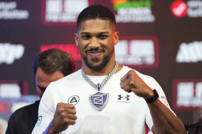 Anthony Joshua en el escenario durante un careo contra Jake Paul en una conferencia de prensa para promocionar su enfrentamiento, el 17 de diciembre de 2025, en Miami.